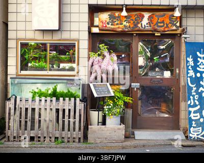 Façade de magasin de poissons tropicaux avec des plantes et de la signalisation à Tokyo Banque D'Images