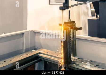 La machine d'EDM de fil coupant les pièces de matrice avec la lumière d'étincelle. Le processus de fabrication de moule et de matrice par le contrôle de machine de fil de fer par programme CNC. Banque D'Images