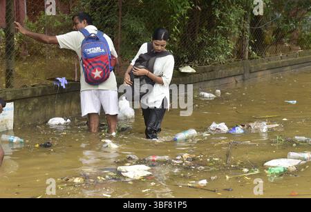 Guwahati, Guwahati, Inde. 31 mai 2025. Les gens pataugent dans la rue inondée de Guwahati Inde le samedi 31 mai 2025.L'administration du district a fermé tous les établissements d'enseignement dans le district métropolitain de Kamrup en raison des zones d'inondation dans différentes parties de la ville (crédit image : © Dasarath Deka/ZUMA Press Wire) USAGE ÉDITORIAL SEULEMENT ! Non destiné à UN USAGE commercial ! Banque D'Images