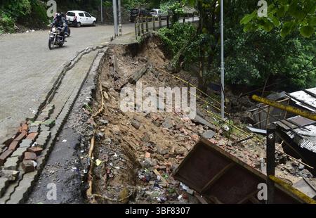 Guwahati, Guwahati, Inde. 31 mai 2025. Dommages aux routes dus à de fortes précipitations à Guwahati Inde le samedi 31 mai 2025.L'administration du district a fermé tous les établissements d'enseignement dans le district métropolitain de Kamrup en raison des zones d'inondation dans différentes parties de la ville (crédit image : © Dasarath Deka/ZUMA Press Wire) USAGE ÉDITORIAL SEULEMENT ! Non destiné à UN USAGE commercial ! Banque D'Images