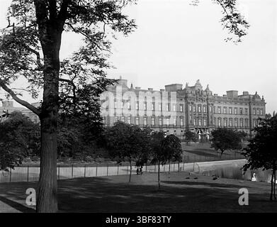 Buckingham Palace à Londres, en Angleterre, photographié à la fin du XIXe siècle, montrant l'extérieur de la résidence royale à l'époque victorienne Banque D'Images