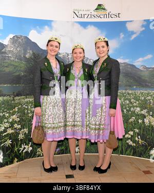 Feierlichkeiten zur Krönung der Narzissenhoheiten des Jahres 2025 im Kongresshaus in Bad Aussee, fotografiert am 29.05.25. DAS Narzissenfest im Ausseerland, ist wahrscheinlich das schönste Brauchtumsfest in Österreich. Es findet 2025 zum 65sten mal im steirischen Ausseerland statt. Zu diesem Fest werden Narzissenhoheiten gewählt 1 Narzissenkönigin und 2 Narzissenprinzessinnen, Das Bild zeigt die Naruzissenkönigin und die beiden NArzissenprinzessinnen des Jahres 2024. Narzissenkönigin Claudia Walkner Mitte und Narzissenprinzessinnen Theresa Kaiser und Leonie Krasnitze 2025 - Feierlichkeiten zur Banque D'Images