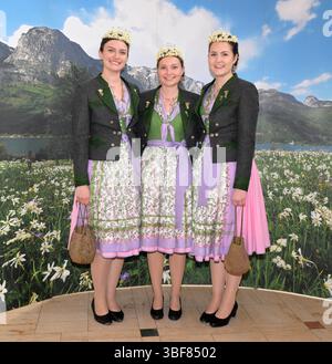 Feierlichkeiten zur Krönung der Narzissenhoheiten des Jahres 2025 im Kongresshaus in Bad Aussee, fotografiert am 29.05.25. DAS Narzissenfest im Ausseerland, ist wahrscheinlich das schönste Brauchtumsfest in Österreich. Es findet 2025 zum 65sten mal im steirischen Ausseerland statt. Zu diesem Fest werden Narzissenhoheiten gewählt 1 Narzissenkönigin und 2 Narzissenprinzessinnen, Das Bild zeigt die Naruzissenkönigin und die beiden NArzissenprinzessinnen des Jahres 2024. Narzissenkönigin Claudia Walkner Mitte und Narzissenprinzessinnen Theresa Kaiser und Leonie Krasnitze 2025 - Feierlichkeiten zur Banque D'Images