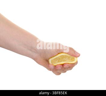 Femme pressant le citron sur fond blanc, gros plan Banque D'Images