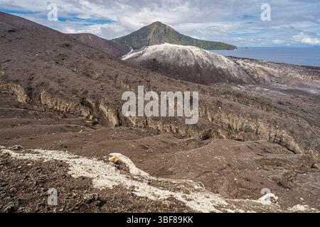 Vue panoramique du volcan Anak Krakatau aka Krakatoa dans le détroit de la Sunda avec Sertung ou l'île de Verlaten en arrière-plan, Lampung, Sumatra, Indonésie Banque D'Images