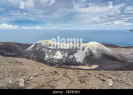 Vue du paysage désertique du cratère du volcan Anak Krakatau aka Krakatoa sur l'île dans le détroit de Sunda, Lampung, Sumatra, Indonésie Banque D'Images