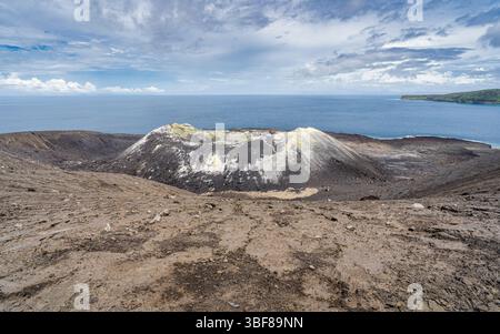 Vue panoramique du cratère du volcan Anak Krakatau aka Krakatoa sur l'île dans le détroit de Sunda, Lampung, Sumatra, Indonésie Banque D'Images