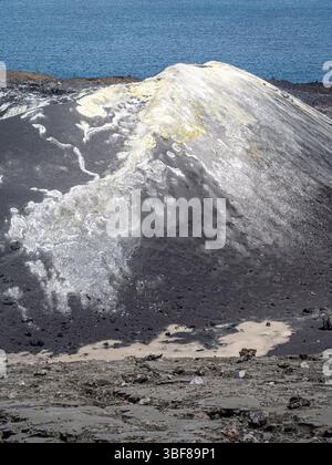 Vue de paysage vertical du cône de volcan Anak Krakatau aka Krakatoa avec minéral blanc sur l'île dans le détroit de Sunda, Lampung, Sumatra, Indonésie Banque D'Images