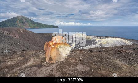 Vue de paysage coloré du cratère du volcan Anak Krakatau aka Krakatoa et roche de soufre sur l'île dans le détroit de Sunda, Lampung, Sumatra, Indonésie Banque D'Images