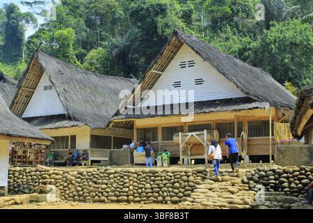 Architecture de mosquée avec un modèle de maison sur pilotis, murs en bambou tissé et toit de palmier en fibre noire dans le village traditionnel de Kampung Naga. Banque D'Images