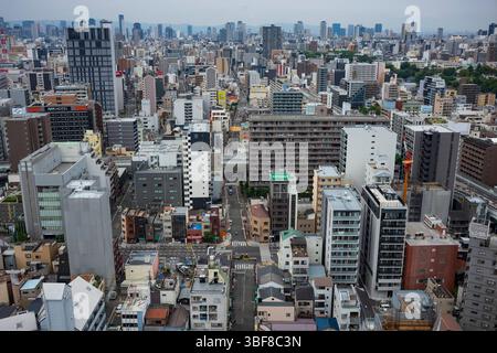 Osaka, Japon, 25 juin 2024 : vue aérienne depuis la tour Tsutenkaku montrant le paysage urbain d'Osaka pendant une journée nuageuse d'été. Banque D'Images