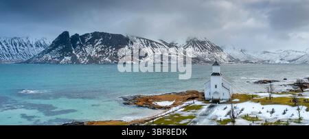 Panorama vue aérienne des îles lofoten d'hiver - église de Gimsoy Banque D'Images