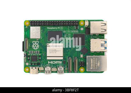 Mnichovo Hradiste, Tchéquie – mai 31 2025 : vue de dessus du Raspberry Pi 5 isolé sur fond blanc Banque D'Images