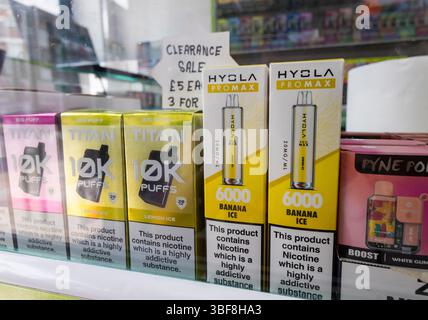 Londres, Royaume-Uni. 31 mai 2025. Les dernières vapeurs jetables à vendre le dernier jour avant l'interdiction. Un magasin à Londres expose principalement des vapeurs réutilisables le dernier jour de pouvoir légalement vendre des vapeurs jetables. Depuis le 1er juin 2025, il est illégal pour les entreprises de vendre ou de fournir des vapeurs à usage unique. Il est également illégal de proposer de vendre ou de fournir des vapeurs à usage unique, ou de stocker des vapeurs à usage unique que vous envisagez de vendre ou de fournir. Entre 2012 et 2023, l’utilisation de la vape en Angleterre a augmenté de plus de 400%, avec plus de 9% des personnes achetant et utilisant des vapes. Crédit : Karl Black/Alamy Live News Banque D'Images