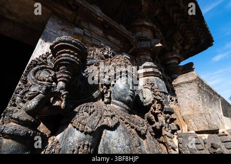 Sculptures élaborées de différentes divinités ornent les murs de pierre du temple Hoysaleshwara, soulignant l'art exceptionnel et la signification historique i. Banque D'Images