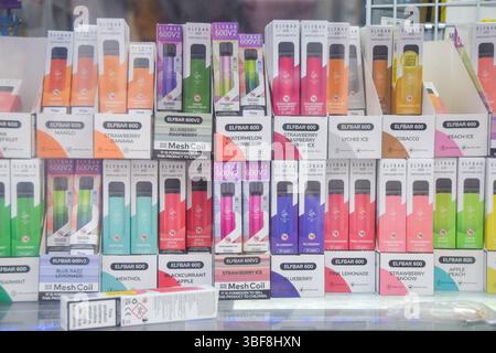 Londres, Royaume-Uni. 31 mai 2025. Des vapes colorées en vente dans un magasin du centre de Londres avant l'interdiction des vapes jetables, qui entrera en vigueur le 1er juin. Crédit : SOPA images Limited/Alamy Live News Banque D'Images