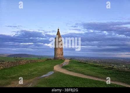 Chemin menant à Hartshead Pike Tower avec vue panoramique, Ashton-under-Lyne. Une photographie de paysage pittoresque de Hartshead Pike Tower debout haut sur un Banque D'Images