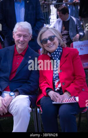 L'ancien président Bill Clinton et son épouse l'ancienne première dame Hillary au défilé du jour du souvenir de 2025 à Chappaqua, Westchester, New York. Banque D'Images