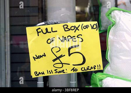 Glasgow, Écosse, Royaume-Uni. 31 mai 2025. La vente de Vapes avant l'interdiction du 1er juin a vu les magasins nettoyer leurs étagères. Crédit Gerard Ferry /Alamy Live News Banque D'Images