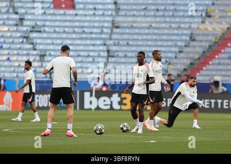 3 mai 2025 ; Allianz Arena, Munich, Allemagne ; finale de la Ligue des Champions Football, Paris Saint Germain contre Inter Milan ; entraînement, Nuno Mendes (PSG) crédit : action plus Sports images/Alamy Live News Banque D'Images