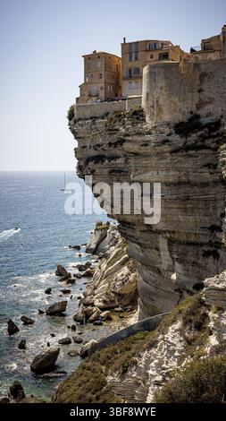 Paysage de la ville de Bonifacio, Corse, France. Bâtiments et maisons sur falaise vus d'un point de vue. Banque D'Images