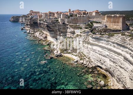Paysage de la ville de Bonifacio, Corse, France. Bâtiments et maisons sur la falaise vus d'un point de vue élevé. Banque D'Images