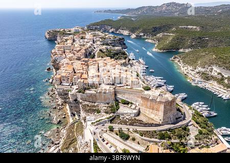 Paysage de la ville de Bonifacio, Corse, France. Bâtiments et maisons sur la falaise vus d'un point de vue élevé. Banque D'Images