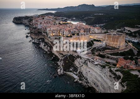 Paysage de la ville de Bonifacio, Corse, France. Bâtiments et maisons sur la falaise vus d'un point de vue élevé. Banque D'Images