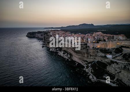 Paysage de la ville de Bonifacio, Corse, France. Bâtiments et maisons sur la falaise vus d'un point de vue élevé. Banque D'Images
