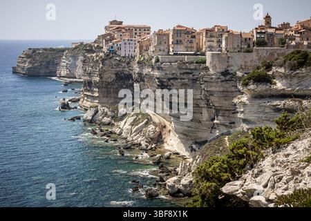 Paysage de la ville de Bonifacio, Corse, France. Bâtiments et maisons sur falaise vus d'un point de vue. Banque D'Images