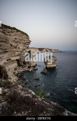 Paysage des falaises à côté de la ville de Bonifacio, Corse, France. Falaise et le grain de sable vus d'un point de vue. Banque D'Images