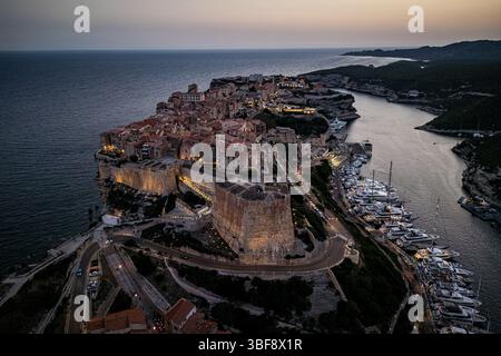 Paysage de la ville de Bonifacio, Corse, France. Bâtiments et maisons sur la falaise la nuit vu de drone Banque D'Images
