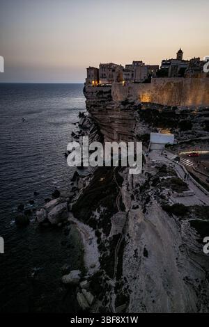 Paysage de la ville de Bonifacio, Corse, France. Bâtiments et maisons sur falaise vus d'un point de vue. Banque D'Images