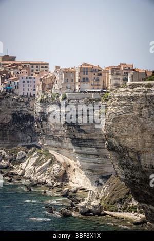 Paysage de la ville de Bonifacio, Corse, France. Bâtiments et maisons sur falaise vus d'un point de vue. Banque D'Images