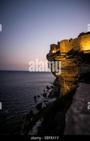 Paysage de la ville de Bonifacio, Corse, France. Bâtiments et maisons sur falaise vus d'un point de vue. Banque D'Images
