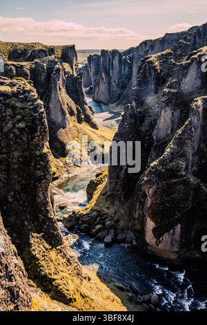 Fjadrargljufur profond canyon et la rivière qui coule le long du fond du canyon dans le sud-est de l'Islande Banque D'Images