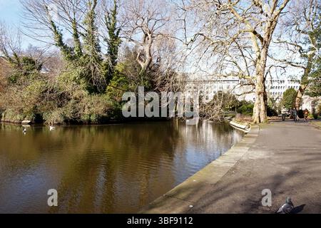 Lac ornemental dans le parc public St Stephen’s Green, Dublin, Irlande Banque D'Images