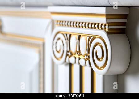 Fragment de mise au point sélective de détail sculpté doré et blanc de cuisine armoires. Détail décoratif sculpté. Jardinières en bois. Mobilier décoratif. Décoration sculptée Banque D'Images