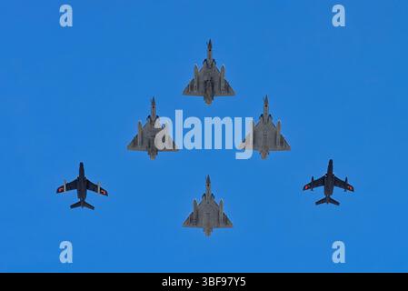 Vol en formation. Deux Alpha jets de l'armée de l'air française et quatre chasseurs Dassault Mirage de l'armée de l'air française volant en formation lors de la parade du 14 juillet 2017. Paris, France le Dassault Mirage 2000 est un chasseur à réaction de quatrième génération multirôle monomoteur, à aile delta, fabriqué par Dassault Aviation. Il a été conçu à la fin des années 1970 comme un chasseur léger pour remplacer le Mirage III pour l'armée de l'air française Banque D'Images