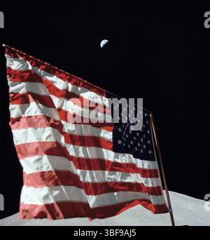 Vue rapprochée du drapeau américain déployé sur la Lune par l'équipage d'Apollo 17 vue rapprochée du drapeau américain déployé sur la Lune sur le site d'atterrissage de Taurus-Littrow par les membres d'équipage de la mission d'atterrissage lunaire Apollo 17. Le croissant de Terre peut être vu dans le fond lointain au-dessus du drapeau. Le trait lunaire dans le proche arrière-plan est le massif Sud. Alors que les astronautes Eugene A. Cernan et Harrison H. Schmitt sont descendus dans le module lunaire « Challenger » pour explorer la surface lunaire, l'astronaute Ronald E. Evans est resté avec les modules de commandement et de service Apollo 17 en orbite lunaire. Crédit : NASA. Banque D'Images