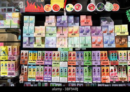 Sheffield, Royaume-Uni. 31 mai 2025. Les vapeurs jetables Lost Mary en vente au Royaume-Uni lors de la dernière matinée avant l'interdiction des vapeurs jetables au Royaume-Uni. Il est illégal pour les entreprises de vendre ou de fournir des vapeurs à usage unique à travers le Royaume-Uni à partir du 1er juin 2025. Crédit : Katy Blackwood/Alamy Live News Banque D'Images