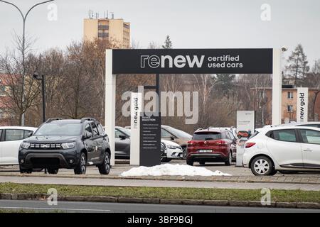 OSTRAVA, TCHÉQUIE - 16 DÉCEMBRE 2023 : magasin Renew, concessionnaire de voitures d'occasion certifié Dacia et Renault Banque D'Images