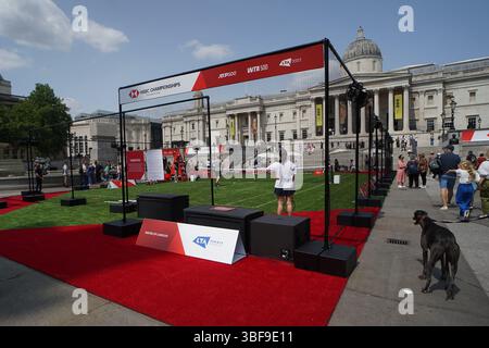 LONDRES, ROYAUME-UNI. 31 mai 2025. HSBC sponsorise les championnats HSBC, ce qui en fait la première fois depuis plus de 50 ans que le tennis féminin est de retour au Queen's Club de Trafalgar Square. Préparation des Championnats HSBC féminins à Londres, Royaume-Uni. (Photo de 李世惠/Voir Li/Picture Capital) crédit : Voir Li/Picture Capital/Alamy Live News Banque D'Images