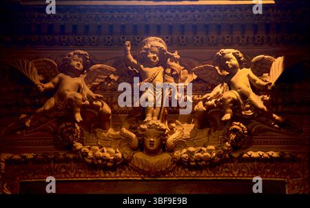 Décoration intérieure baroque représentant des chérubins. Cathédrale Santa Maria Assunta, Nardo, Pouilles, Italie. Banque D'Images