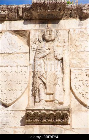 Détail architectural de sculpture en pierre sur la basilique pontificale de Saint-Nicolas à Bari, Pouilles, Italie du sud. L'église a une grande signification religieuse dans toute l'Europe et le monde chrétien et une destination de pèlerinage importante à la fois pour les catholiques et les chrétiens orthodoxes. Bari, Pouilles, Italie Banque D'Images