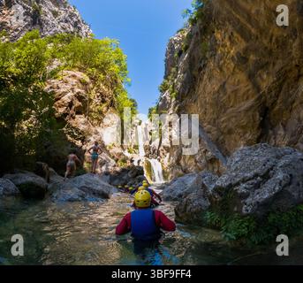 Split, Croatie - 10 septembre 2023 : canyoning des gens dans la rivière Cetina près de Split, Croatie. Ils portent des casques et des combinaisons pour la sécurité. Banque D'Images