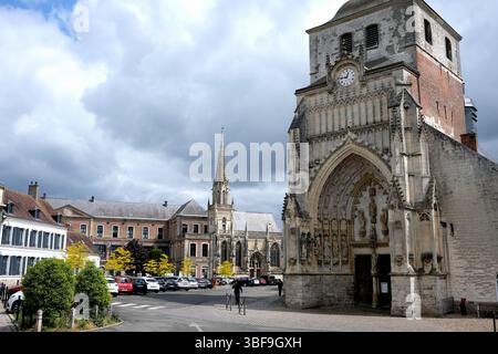 Montreuil-sur-mer dans le pas-de-Calais. La place Gambetta avec l'Eglise Catholique Abbatiale Saint-Saulve une église de Montreuil et Saint Nicolas Catho Banque D'Images