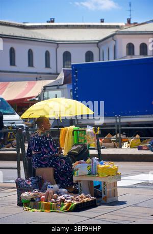 Femme africaine vendant à partir d'un étal de marché pop-up au Mercato di Porta Palazzo, Turin, Italie Banque D'Images