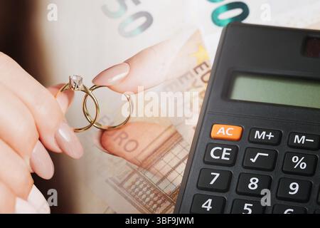 Planification du budget de mariage. Euro monnaie et bague. Calculatrice avec les dépenses de mariage. Coût du concept de mariage. Préparation financière. Cérémonie de mariage. Banque D'Images