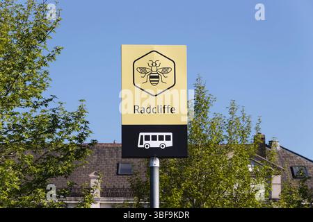 Signe de station de bus de réseau Bee avec des arbres et le toit en arrière-plan, soleil brillant et ciel bleu à Radcliffe Greater manchester uk Banque D'Images